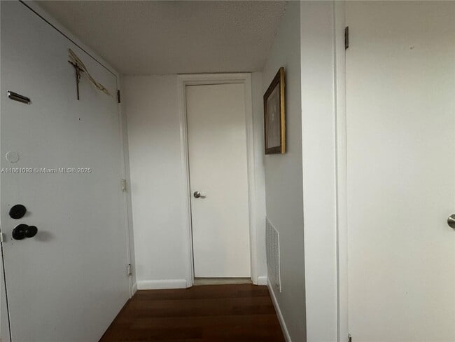 Building Photo - 3760 Inverrary Dr