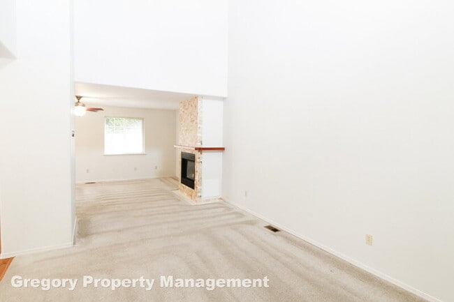 Building Photo - 2000 Village Green Dr