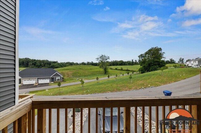 Building Photo - Spacious Townhome with Garage and Bonus Space in Blacksburg