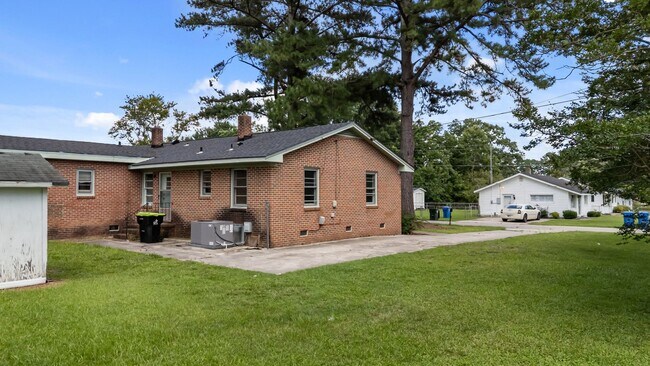 Building Photo - 208 Anderson St