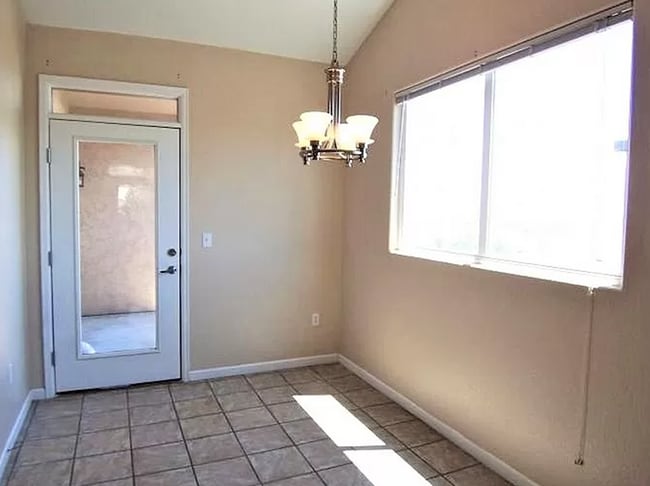 Building Photo - 2 Bedroom Condo Minutes to Ft. Carson