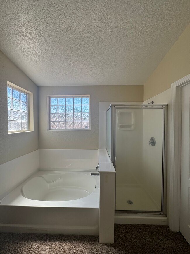 Building Photo - 3 bed 2 bath home