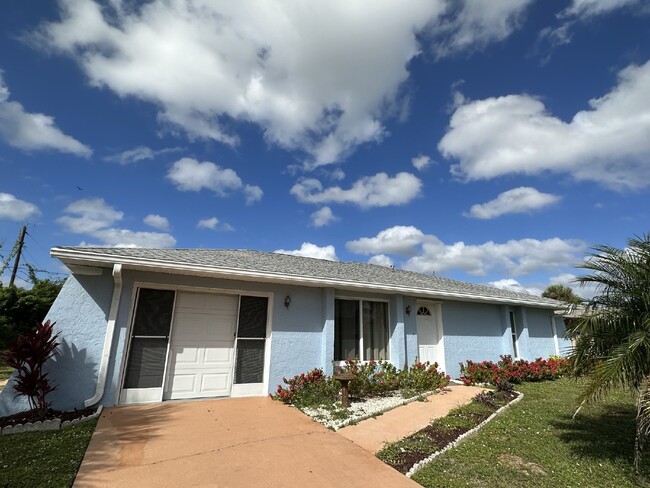 Building Photo - "Charming Furnished 2 Bed, 2 Bath Home wit...