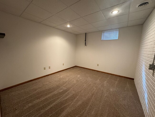 Building Photo - 2047 Parkside Dr