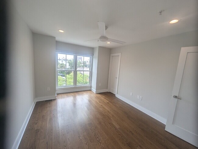 Building Photo - 3 BD / 3 BA Newer Row Home for Lease in Ha...