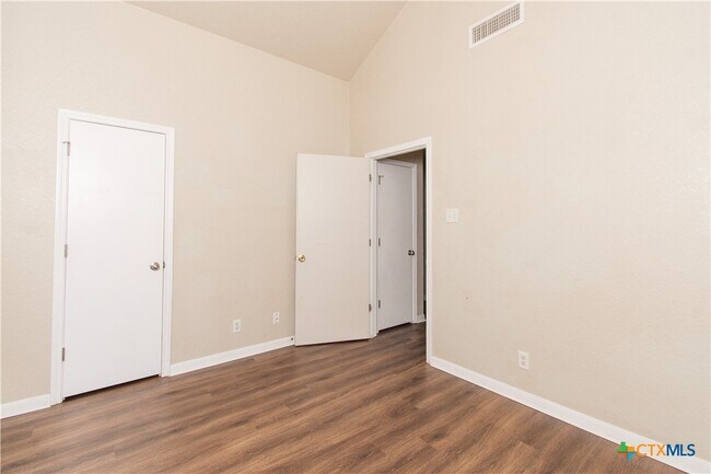 Building Photo - 608 Leo Ln