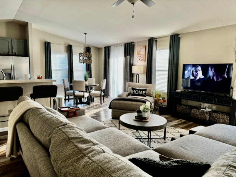 Building Photo - 1837 English Oak Dr