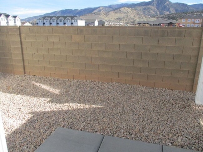 Building Photo - 3 Bed - 2.5 bath Town home in the heart of Cedar City!