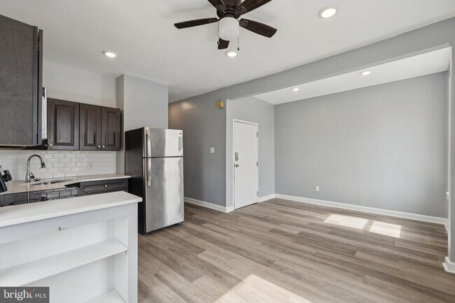 Building Photo - 21 E Price St