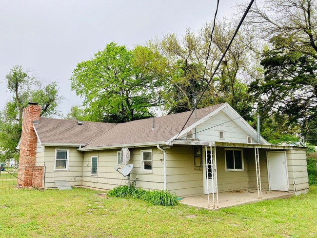 Building Photo - 3 bed 1 bath, garage, quiet street