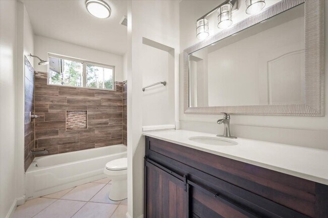 Building Photo - Beautiful 4BR Home with Fireplace, Screene...