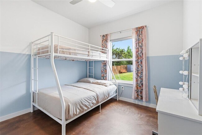 Building Photo - 10412 Parkwood Dr