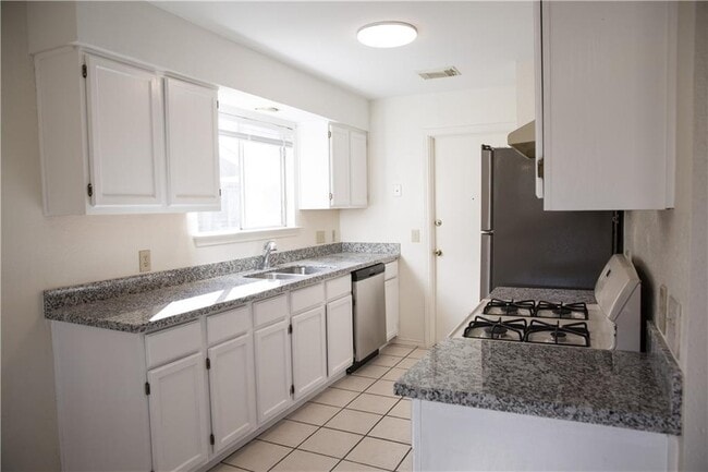 Building Photo - 5912 Shreveport Dr