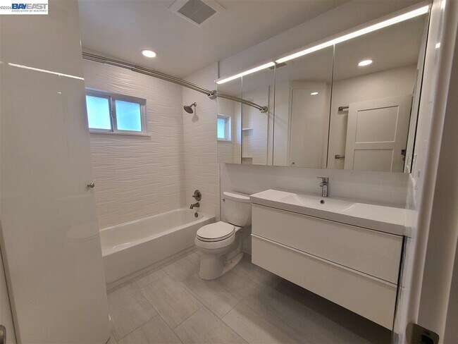 Building Photo - 749 Palomino Dr