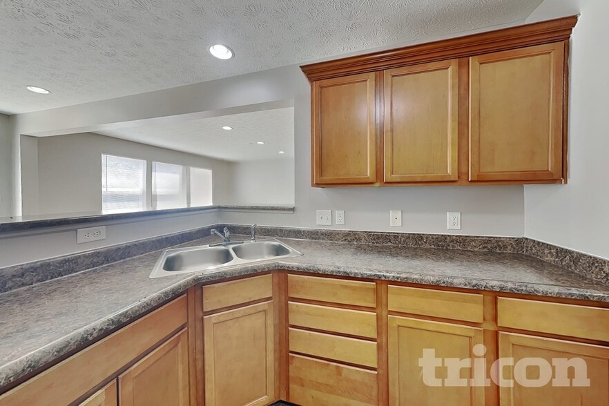 Building Photo - 2337 Middle View Dr