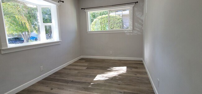 Building Photo - 2 Bed / 1 Bath Home with Gorgeous Backyard...