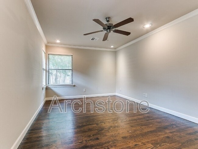Building Photo - 9631 Stratford Dr