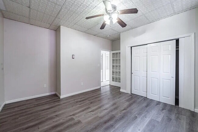 Building Photo - "Chic Urban Living: Spacious 1-Bedroom Oas...