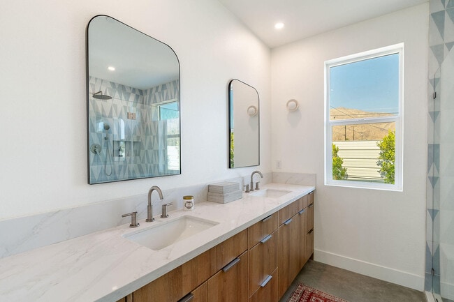 Building Photo - 361 W Sunview Ave