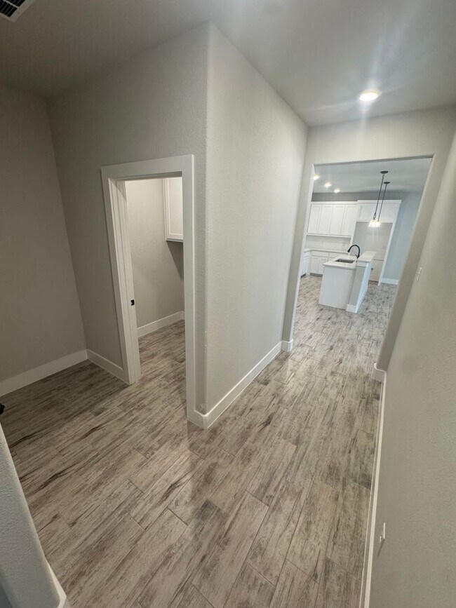 Building Photo - 3/2/2 - FIREPLACE - MUDROOM - GODLEY ISD