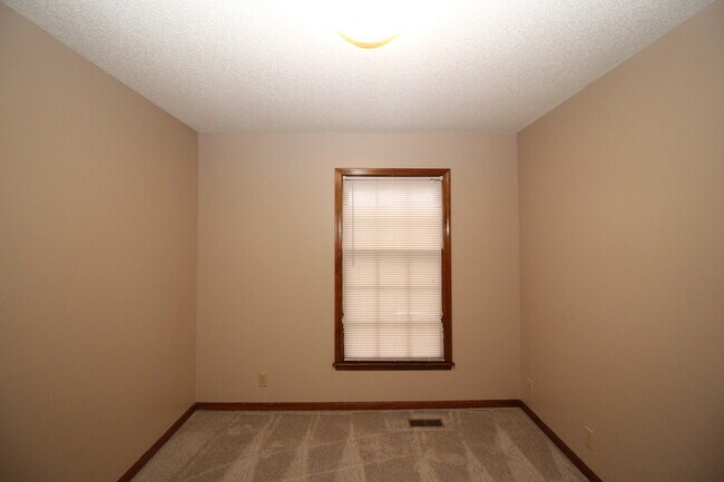 Building Photo - Huge 3 Bed 2.5 Bath home Overland Park