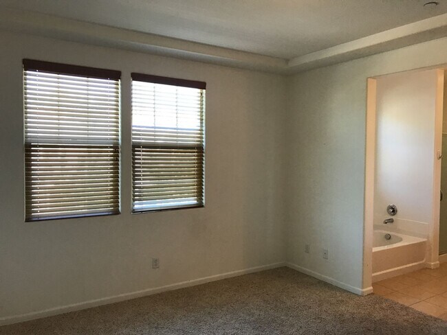 Building Photo - Beautiful East Davis home available Septem...