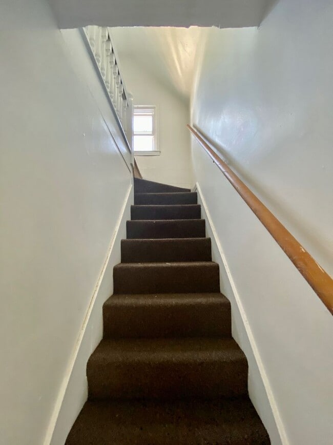 Building Photo - Four Bedroom, Two Full Bathroom - Steps to EMU's Campus