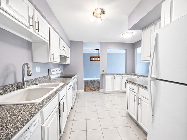 Building Photo - 1615 E Central Rd