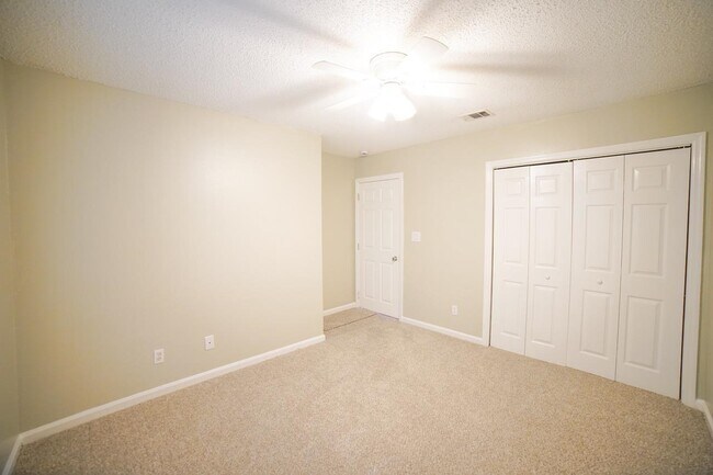 Building Photo - 1100 Greentree Ct