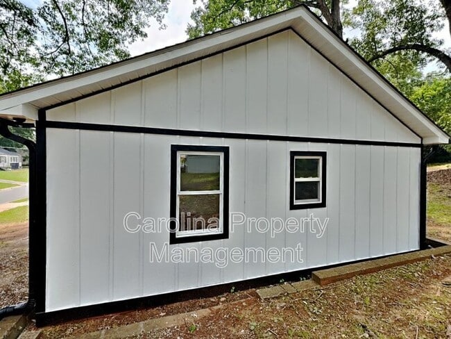 Building Photo - 2633 Brentwood Pl