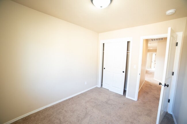 Building Photo - Newer Construction Townhome in Canby