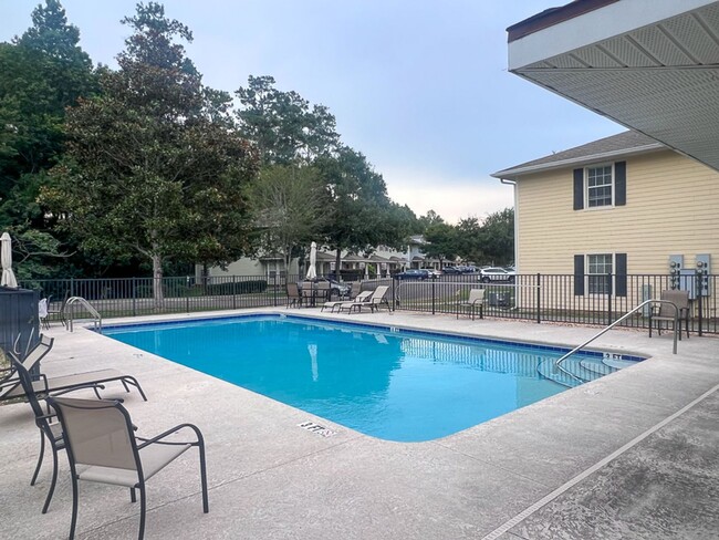 Building Photo - 3-Bed/3-Bath Condo in Chase Hollow Availab...