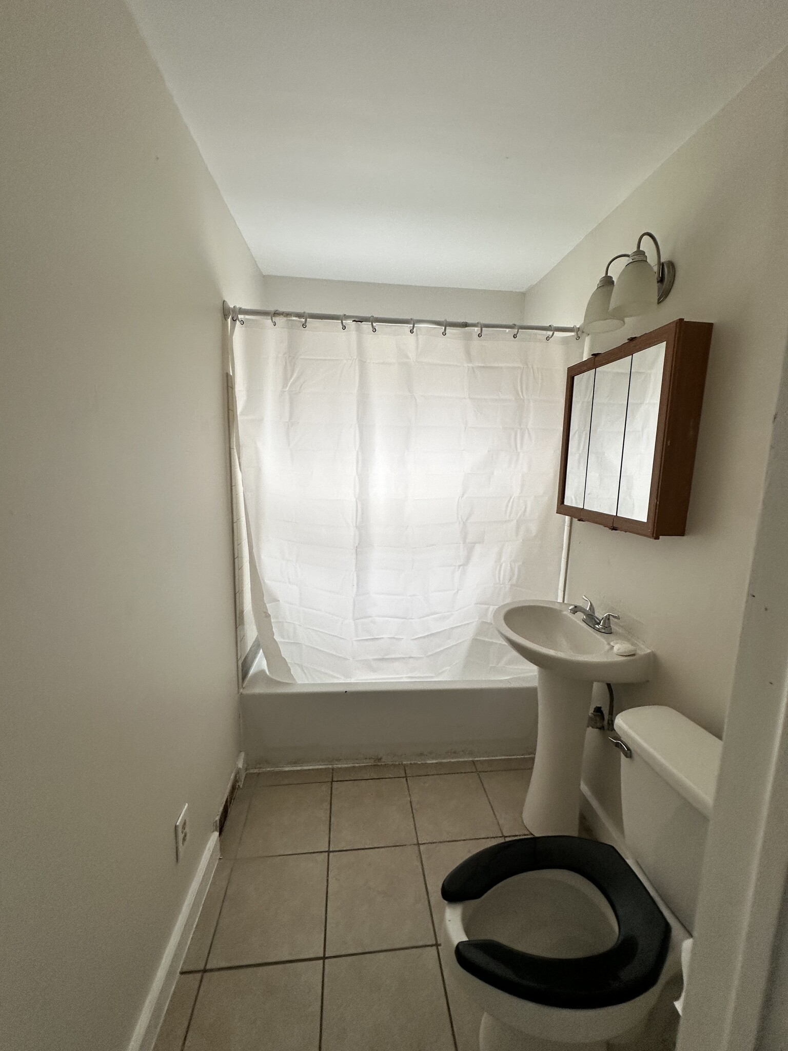Building Photo - 2057 Catalpa Dr