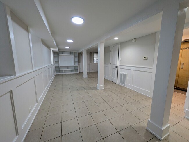 Building Photo - 2619 N Hamlin Ave