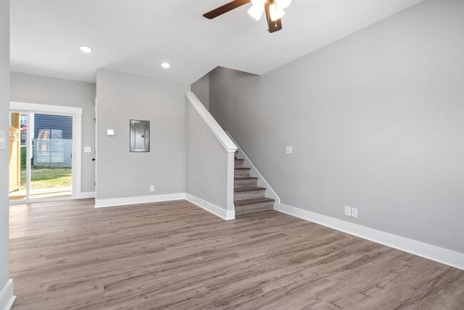 Building Photo - 2 Bedroom Townhome For Rent in Historic Downtown Clarksville!