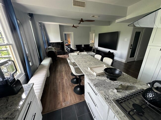 Building Photo - 3210 Hampton Rd