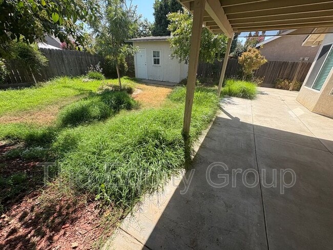 Building Photo - 3645 E Vista Dr