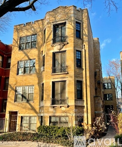 Building Photo - 1354 W Carmen Ave