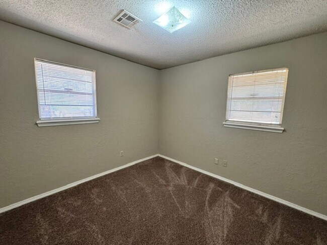 Building Photo - 2021 Elmhurst Dr