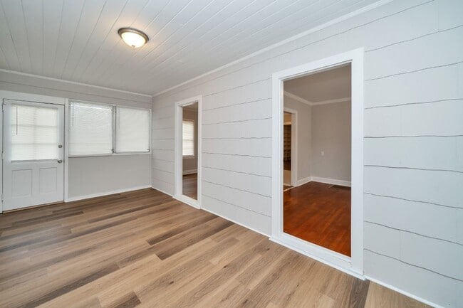 Building Photo - Beautifully Maintained 3/3 Home with Over ...