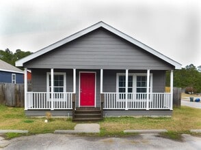 Building Photo - Room For Rent