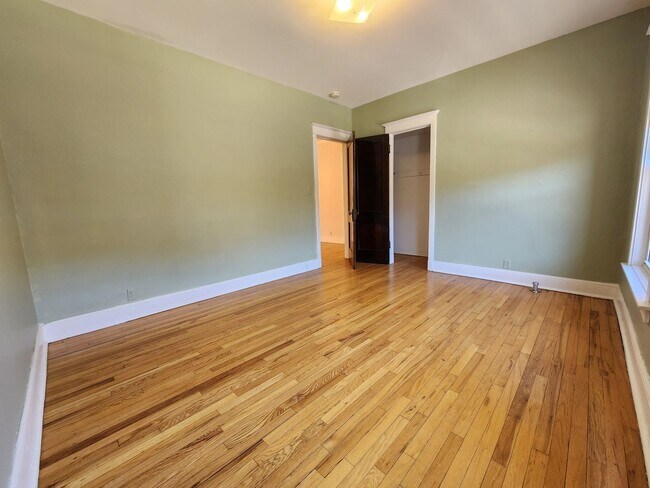 Building Photo - Large 3-bed/1-bath Apartment in the Heart of Rogers Park!
