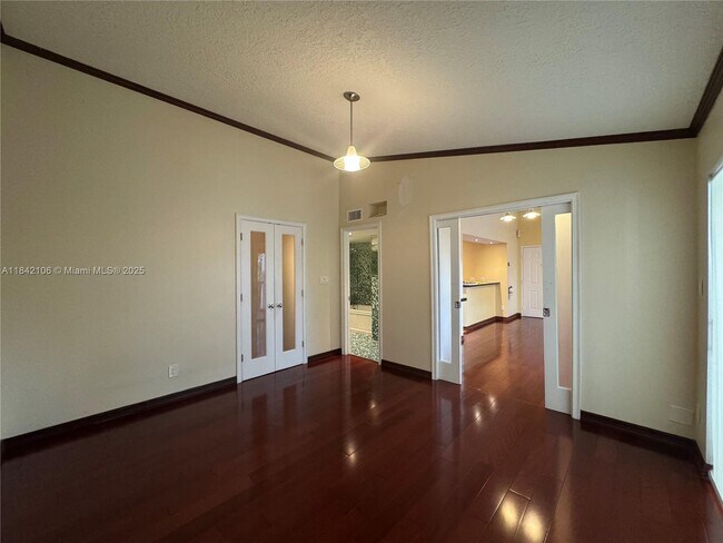 Building Photo - 540 S Park Rd