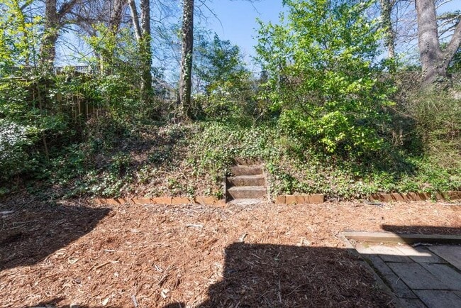 Building Photo - 342 Mathews Ave NE