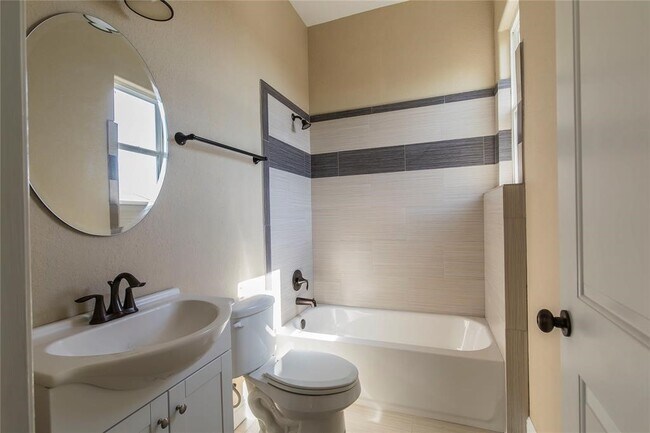 Building Photo - 1424 Eddington St