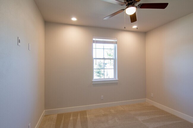 Building Photo - Recently constructed home