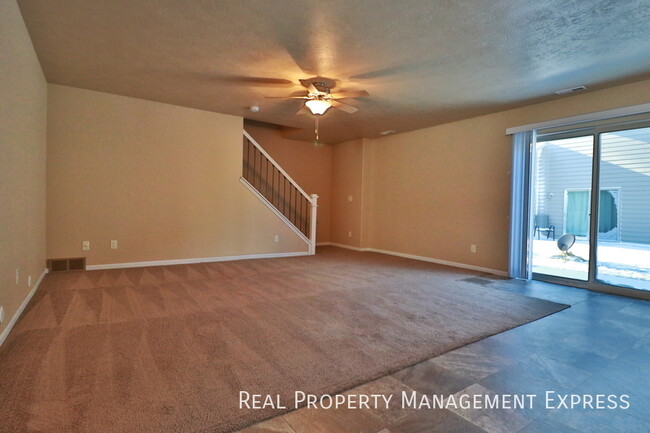 Building Photo - 3 Bedroom 2.5 Bath Townhome