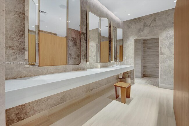 Building Photo - 2655 S Bayshore Dr