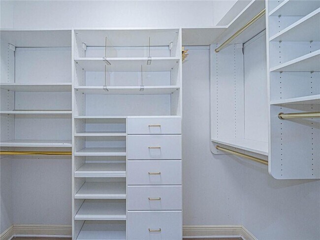 Building Photo - 5836 Pine Ridge Cir