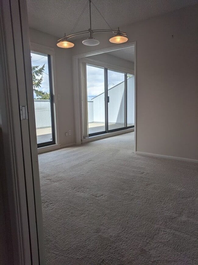 Building Photo - Mercer Island 2 bedroom Condo